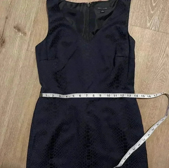 Tommy Hilfiger women's size 2 blue snake skin pattern vneck dress - Picture 3 of 6